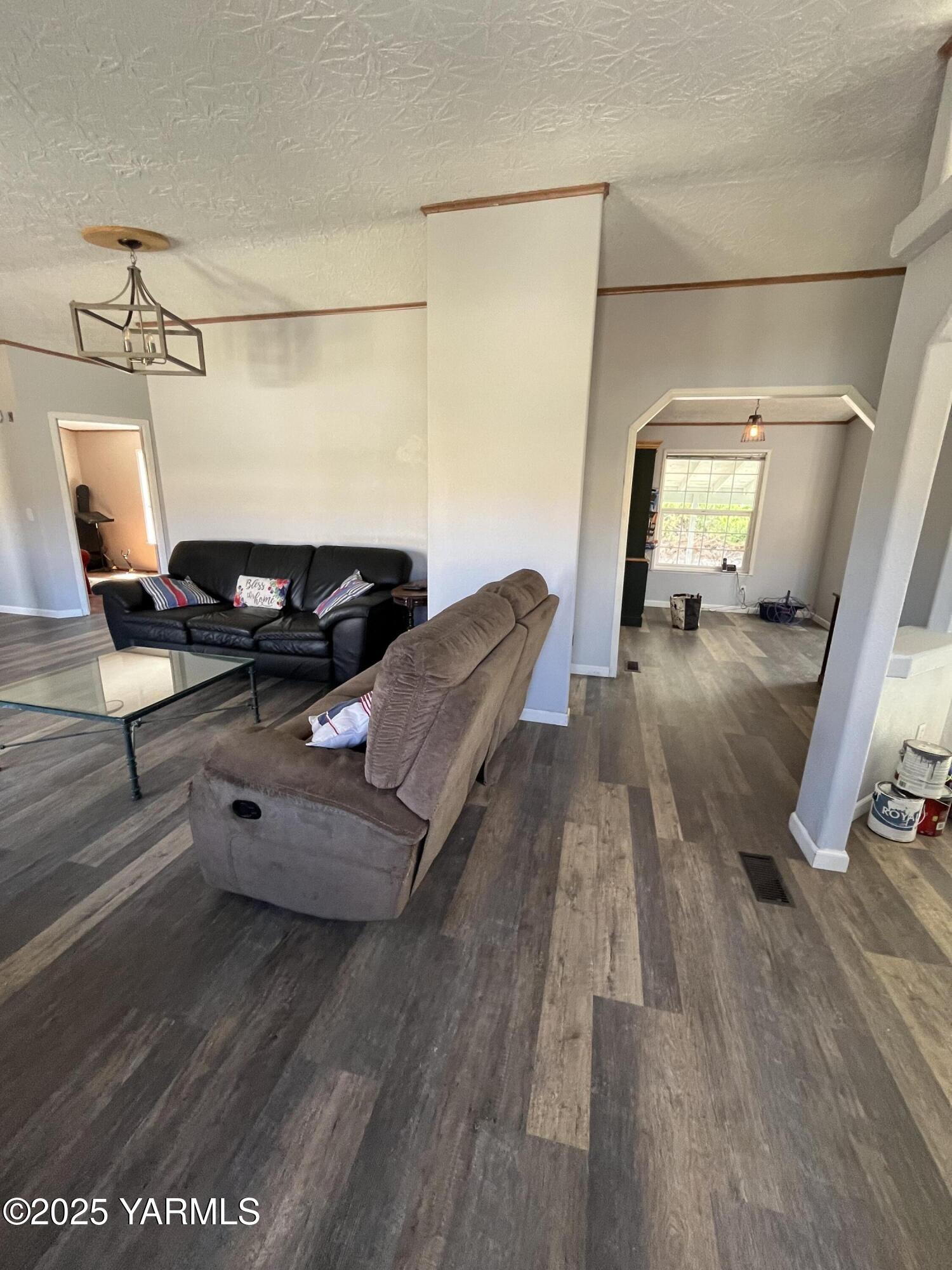 14190 North Wenas Road Selah, WA 98942 - Photo 38 of 62 a living room with furniture and a wooden floor