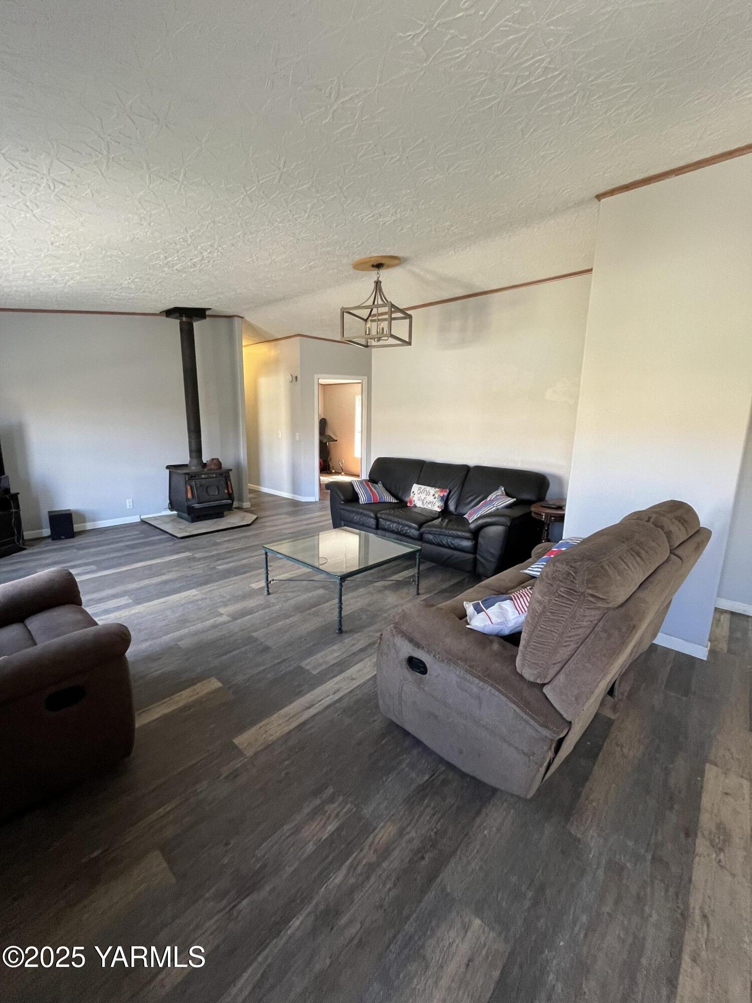 14190 North Wenas Road Selah, WA 98942 - Photo 39 of 62 a living room with furniture rug and a lamp