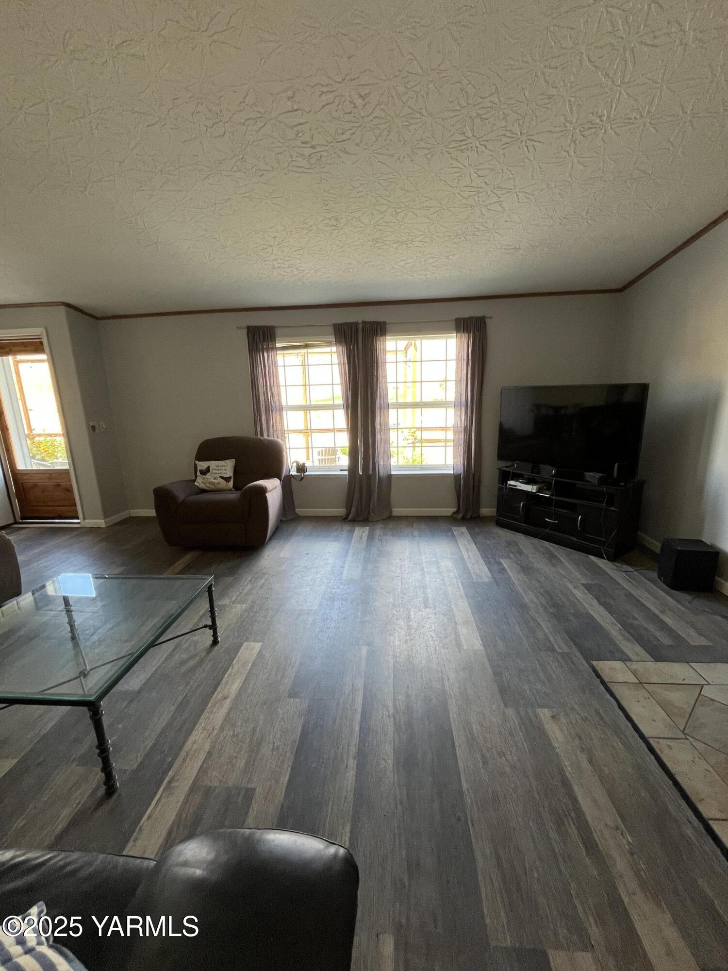 14190 North Wenas Road Selah, WA 98942 - Photo 41 of 62 a living room with furniture and a fireplace