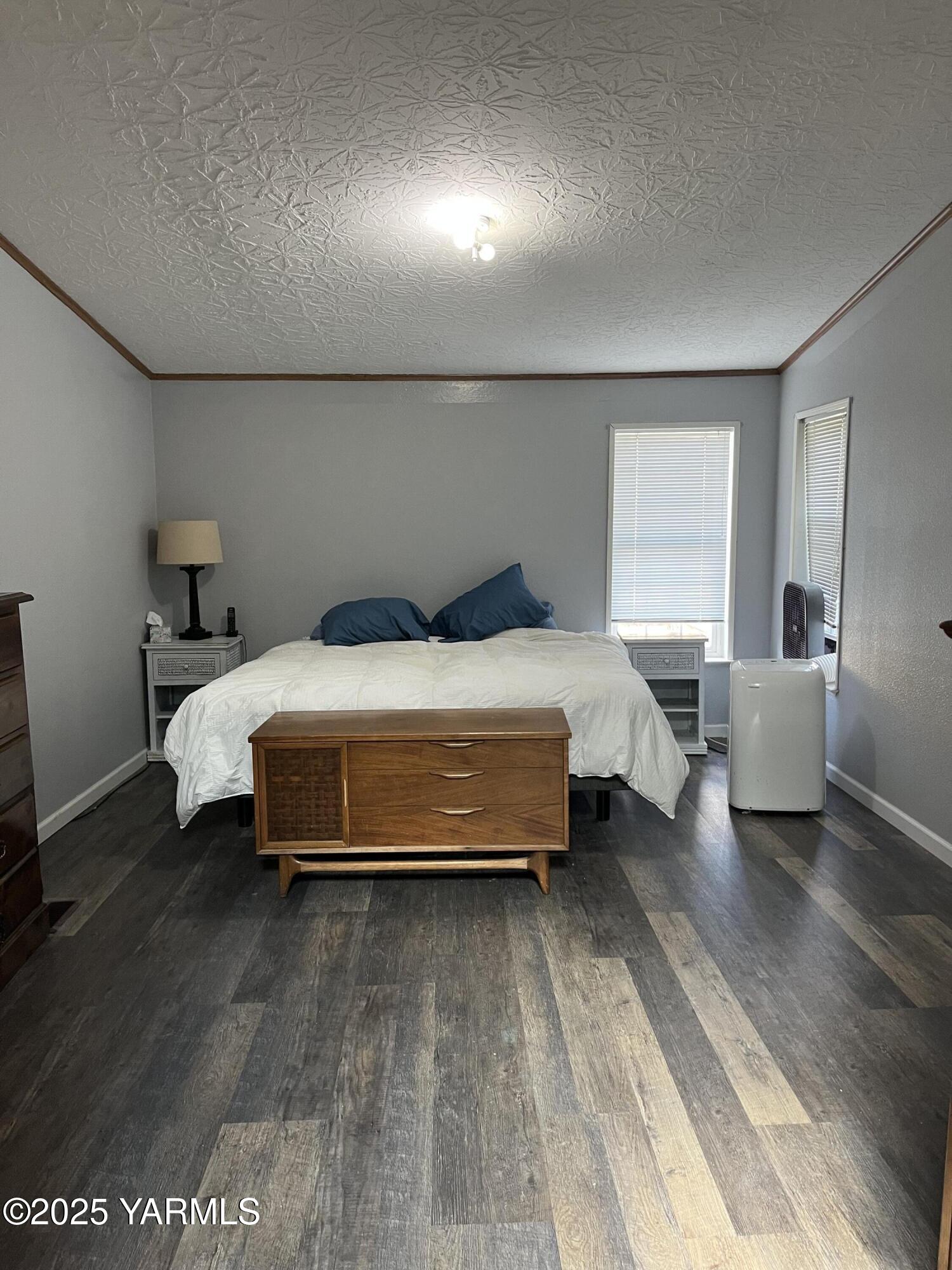 14190 North Wenas Road Selah, WA 98942 - Photo 46 of 62 a bedroom with a bed and a large window