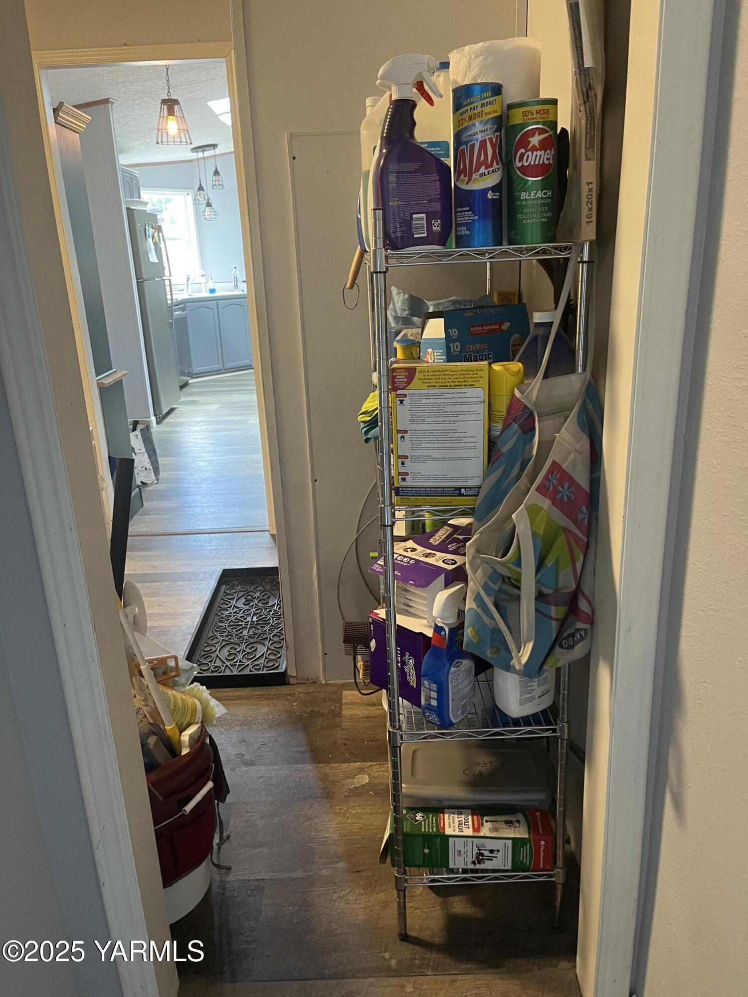 14190 North Wenas Road Selah, WA 98942 - Photo 54 of 62 a view of living room with furniture and storage