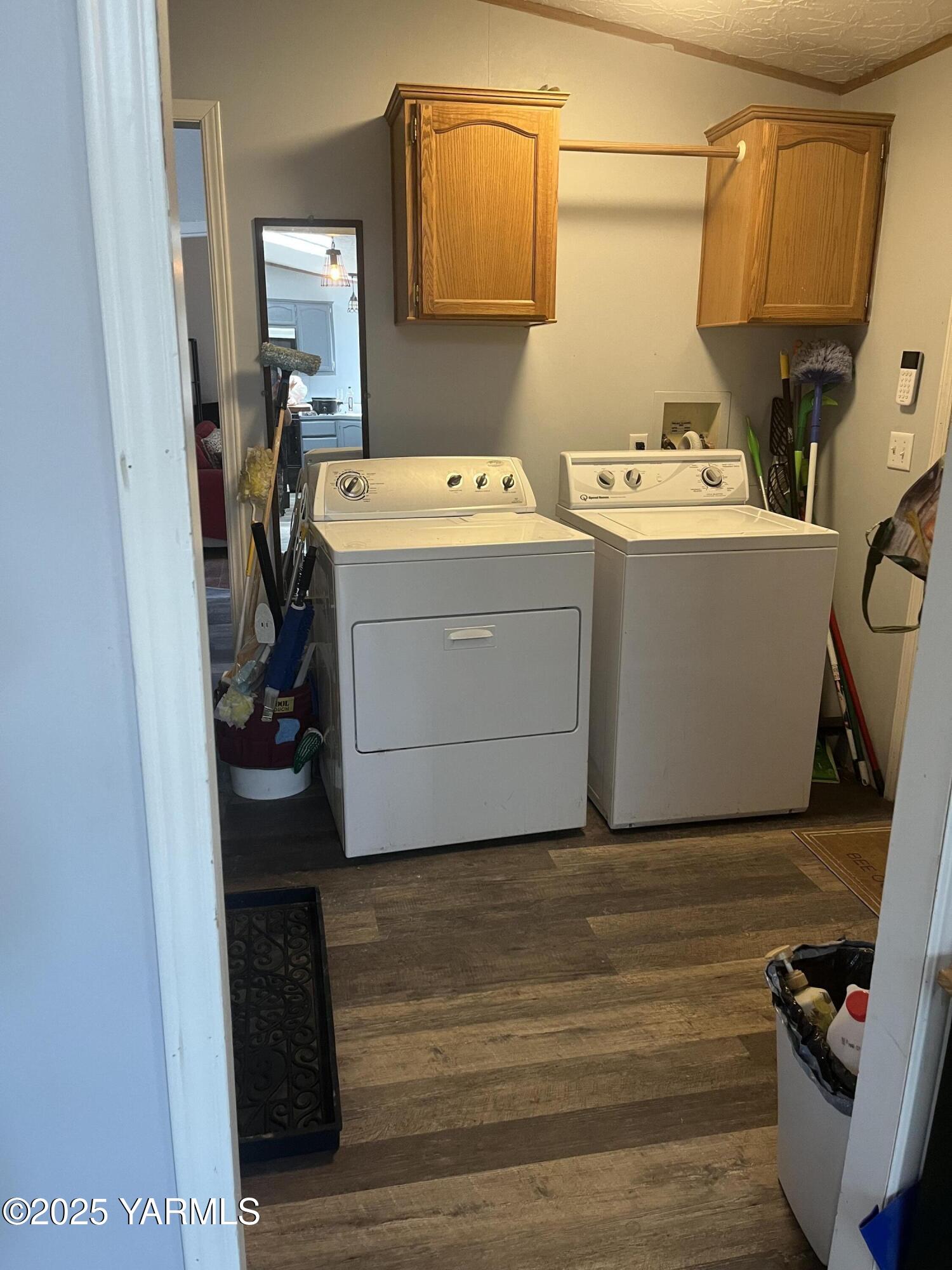 14190 North Wenas Road Selah, WA 98942 - Photo 56 of 62 a utility room with washer and dryer