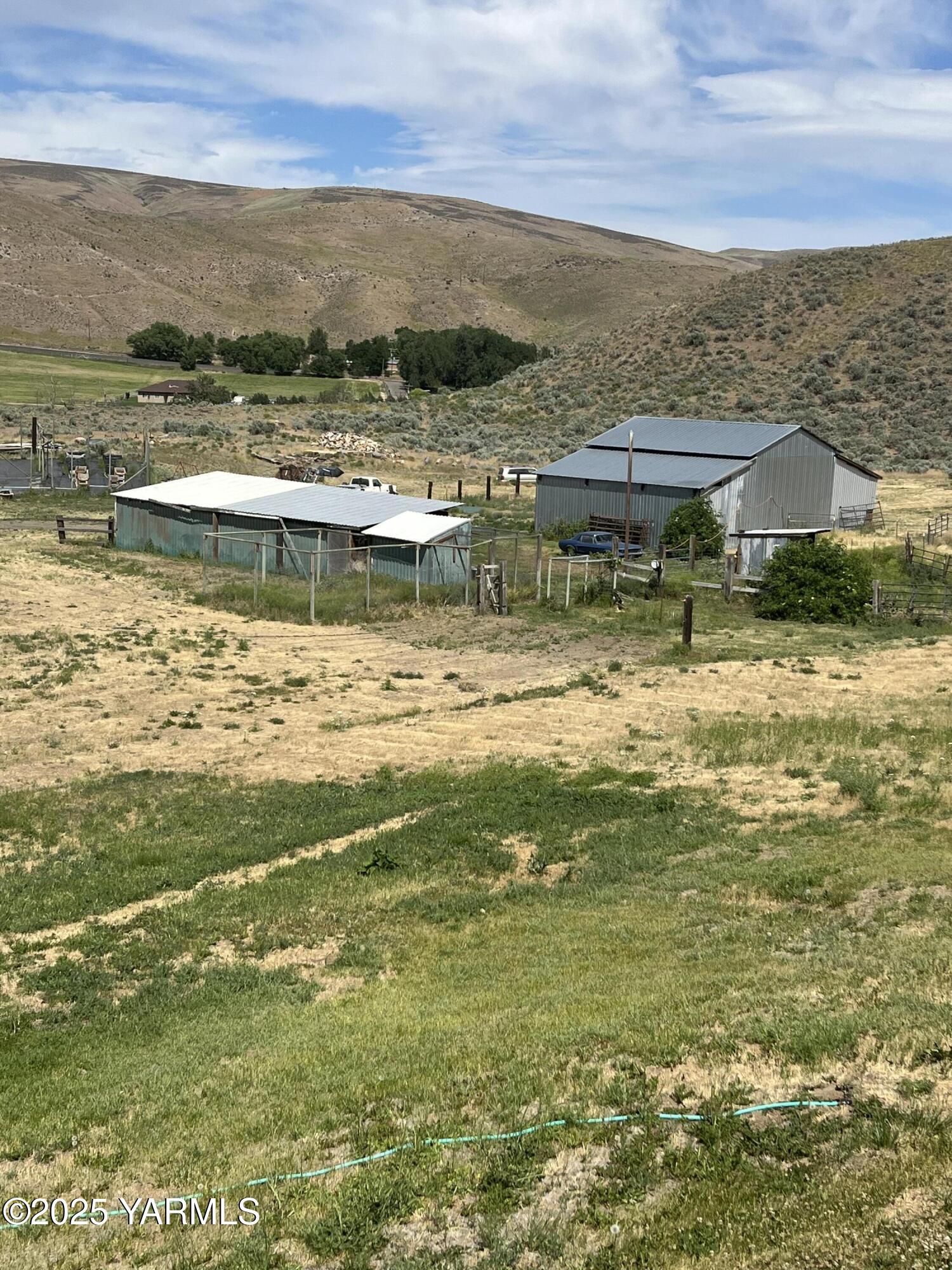 14190 North Wenas Road Selah, WA 98942 - Photo 8 of 62 a view of a lake with houses in the back