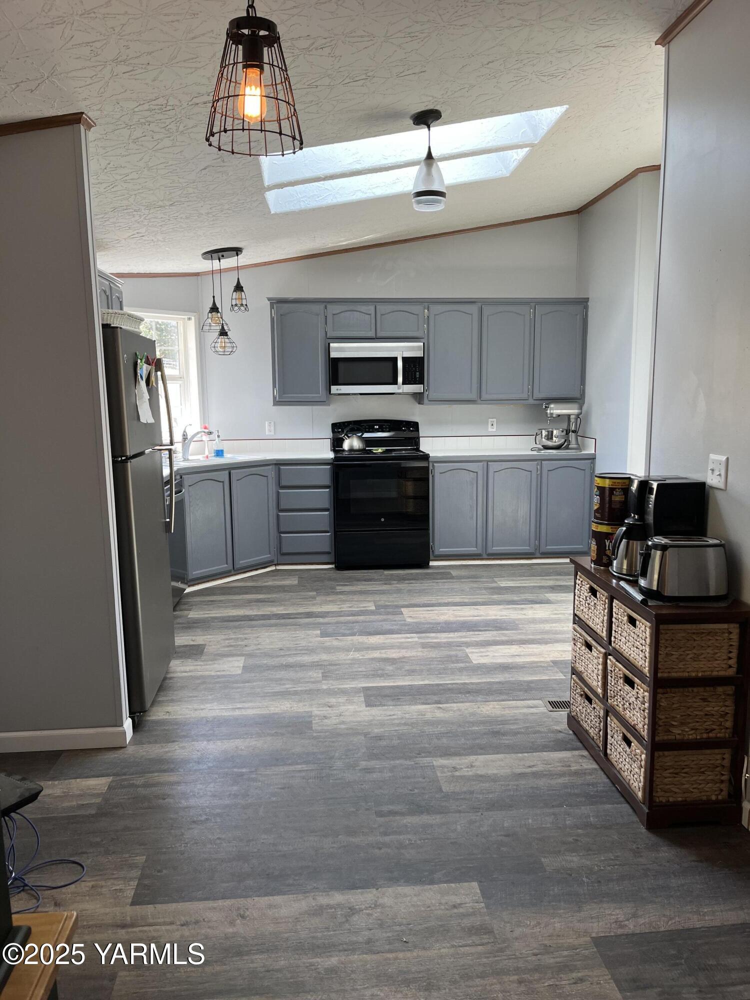 14190 North Wenas Road Selah, WA 98942 - Photo 9 of 62 a kitchen with stainless steel appliances kitchen island granite countertop a refrigerator and a stove