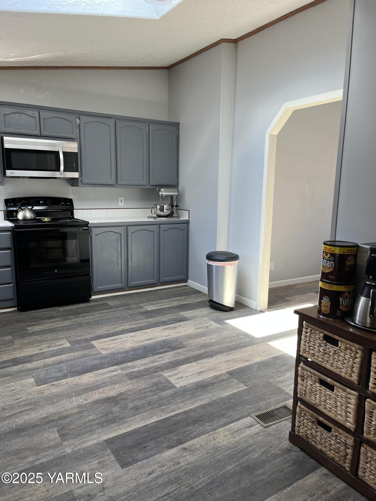 14190 North Wenas Road Selah, WA 98942 - Photo 10 of 62 a kitchen with stainless steel appliances kitchen island granite countertop a stove and a sink