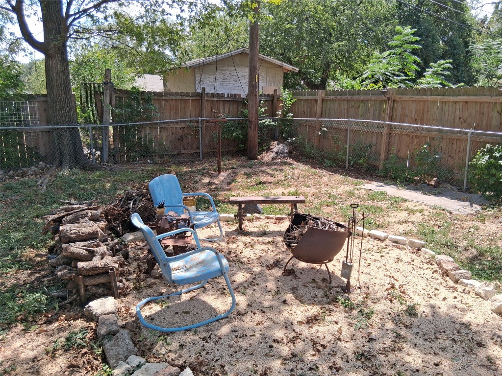 1115 Mark Street, Unit D Austin, TX 78721 - Photo 6 of 8 a backyard of a house with table and chairs