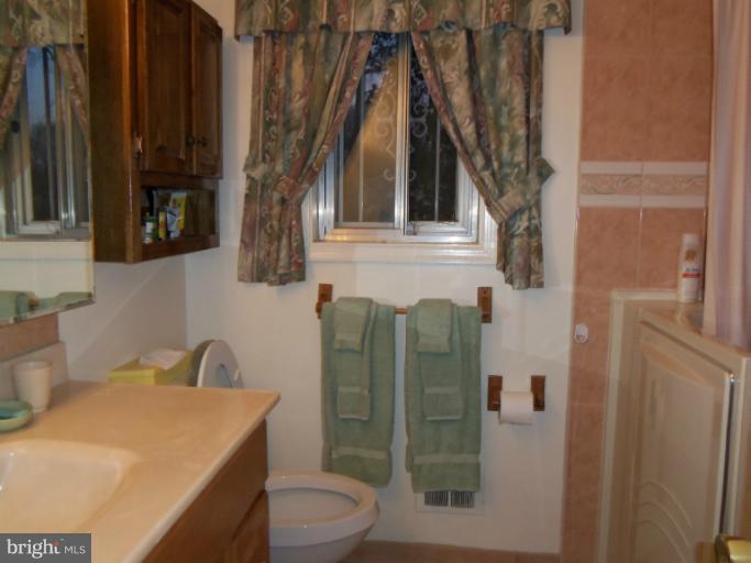9010 Ivanhoe Road Fort Washington, MD 20744 - Photo 17 of 29 Main Bath