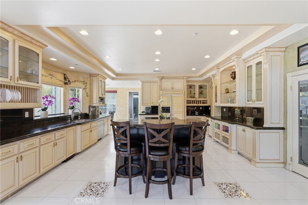 7252 Boice Lane Riverside, CA 92506 - Photo 23 of 59 Luxurious kitchen