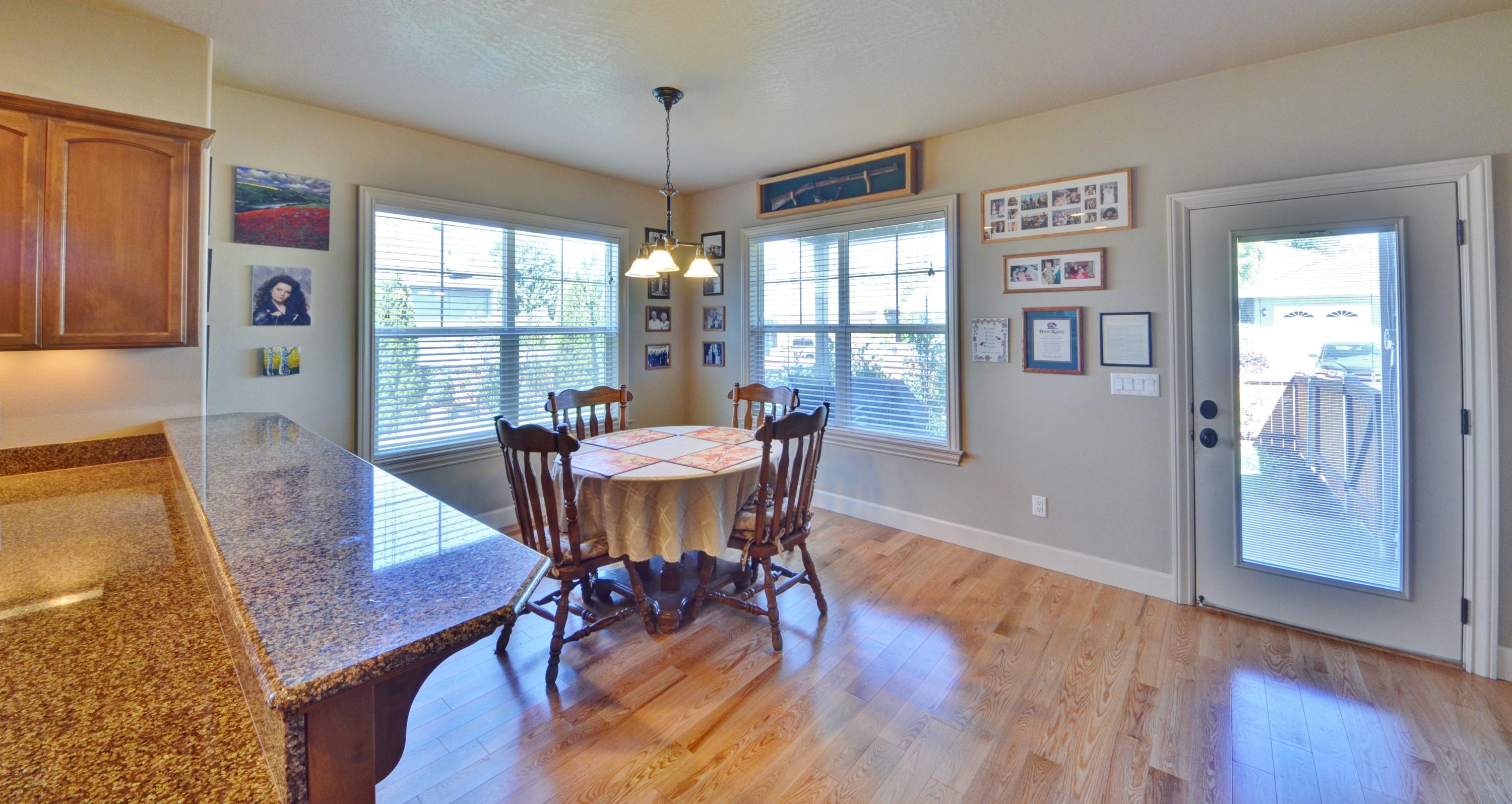 920 Buck Point Street Central Point, OR 97502 - Photo 13 of 40 043