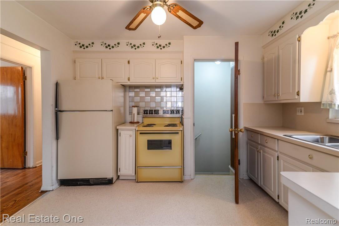 131 Exmoor Road Waterford, MI 48328 - Photo 11 of 24 _aug7043.jpg