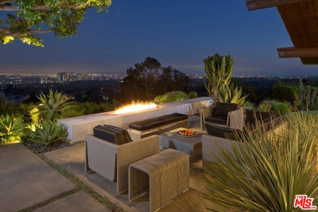 1375 Summitridge Place Beverly Hills, CA 90210 - Photo 14 of 21 a view of a backyard with plants