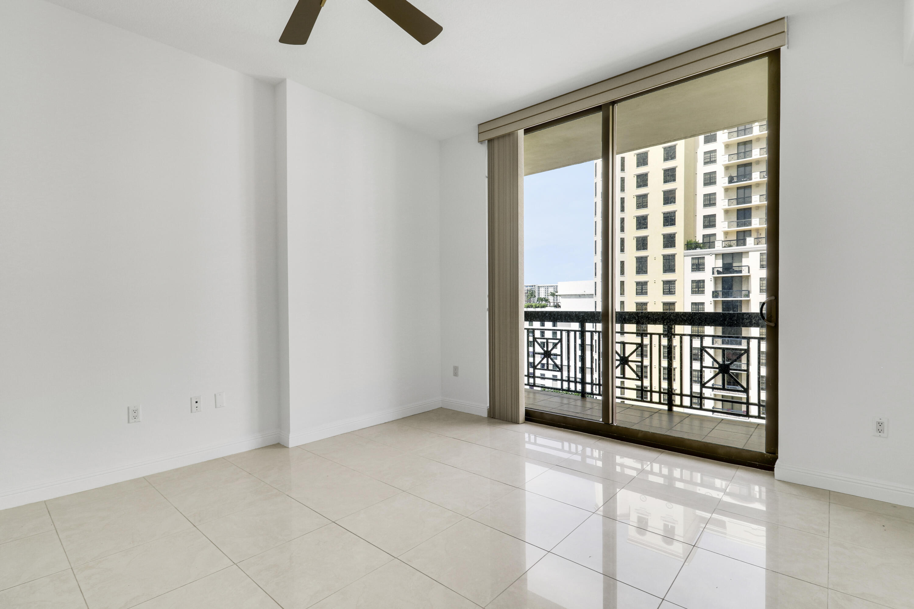801 South Olive Avenue, Unit 1523 West Palm Beach, FL 33401 - Photo 11 of 38 Living Area