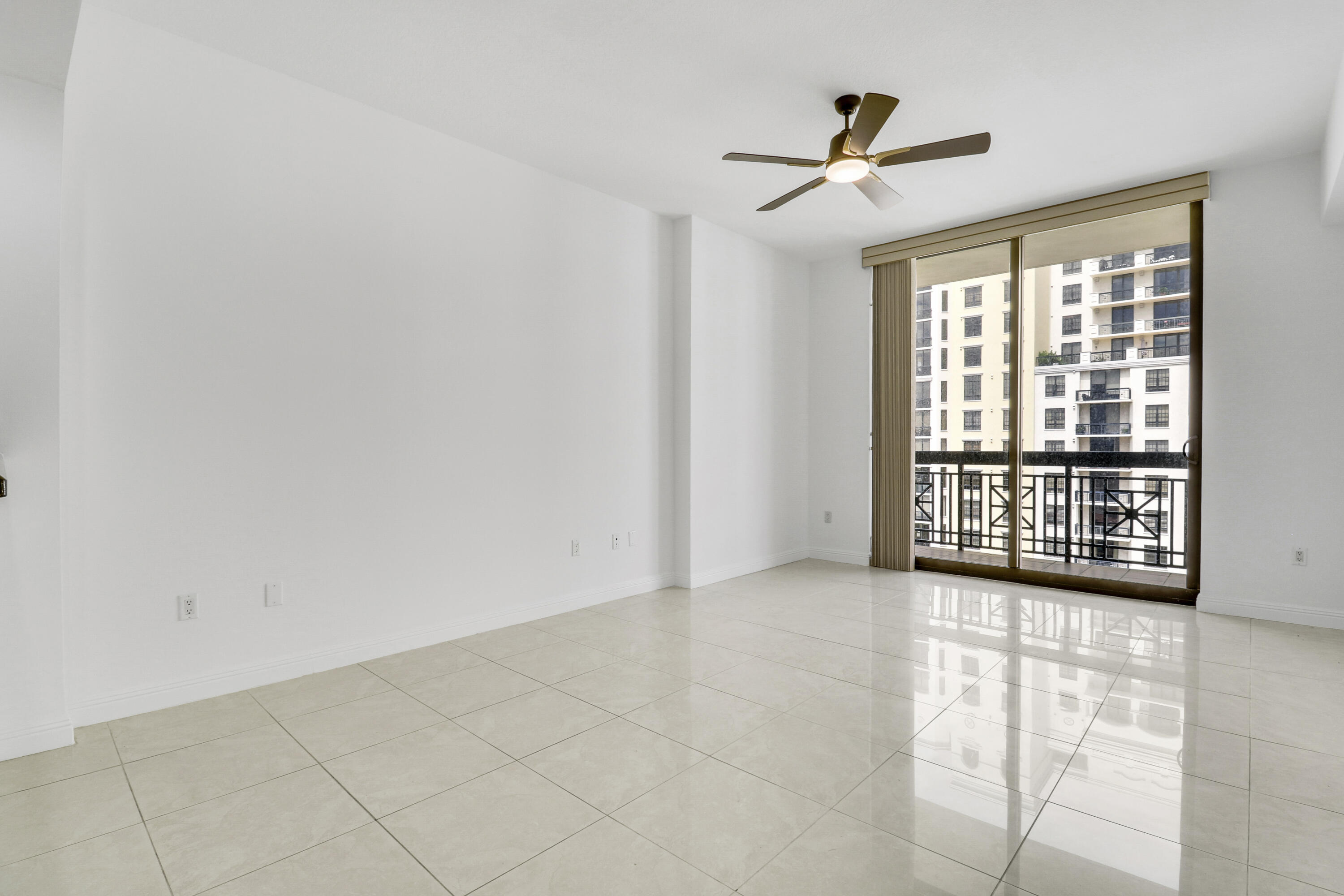 801 South Olive Avenue, Unit 1523 West Palm Beach, FL 33401 - Photo 15 of 38 Living Area