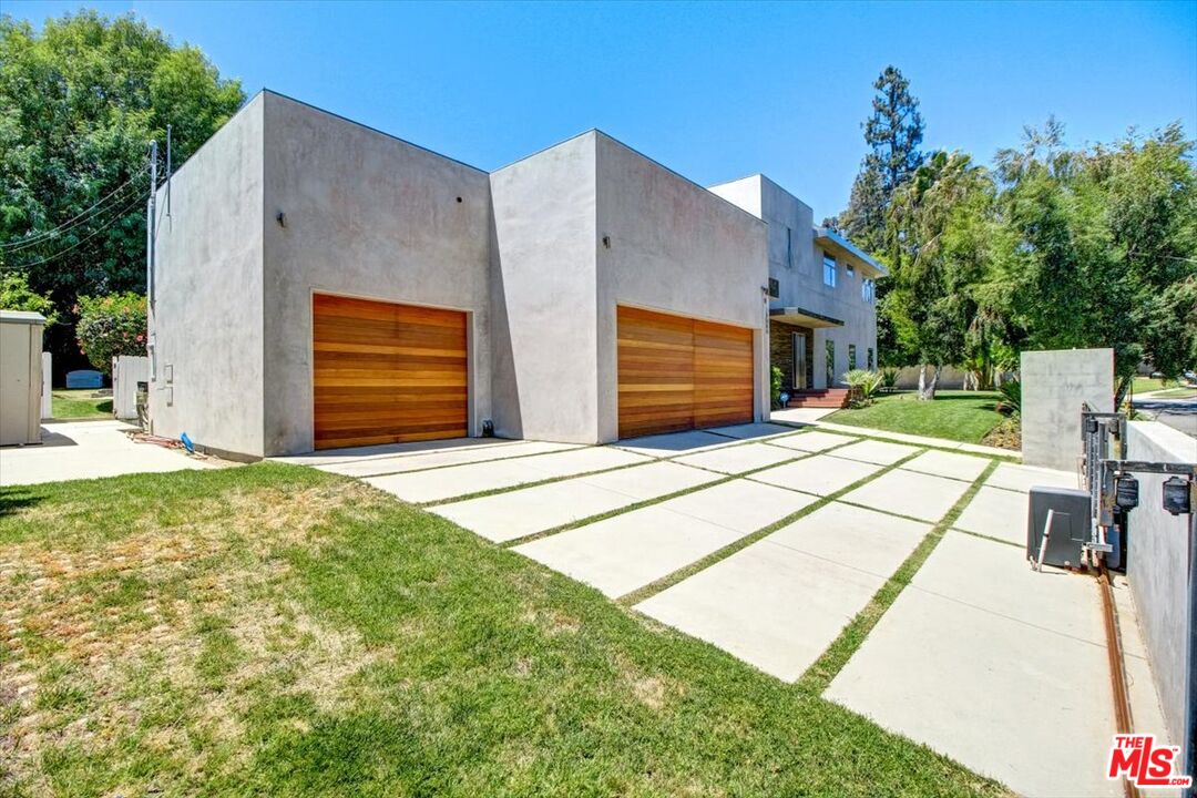 18084 Rancho Street Encino, CA 91316 - Photo 3 of 45