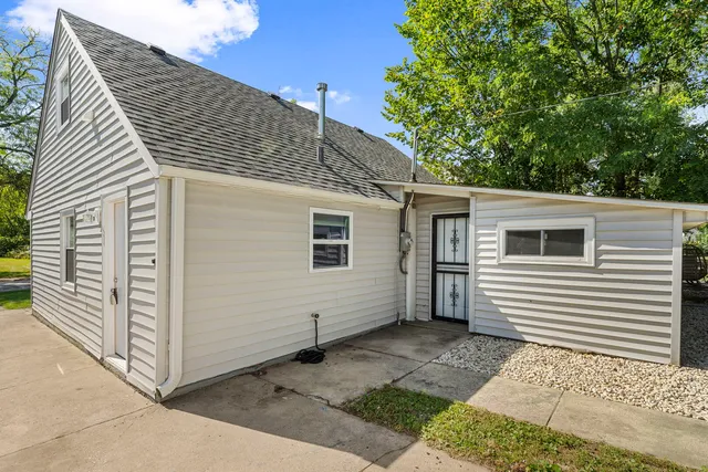 a view of a house with a backyard