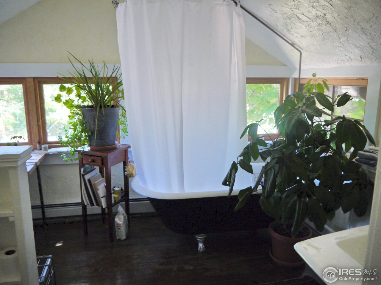 930 Lincoln Place Boulder, CO 80302 - Photo 29 of 40 Apartment Bathroom Upstairs