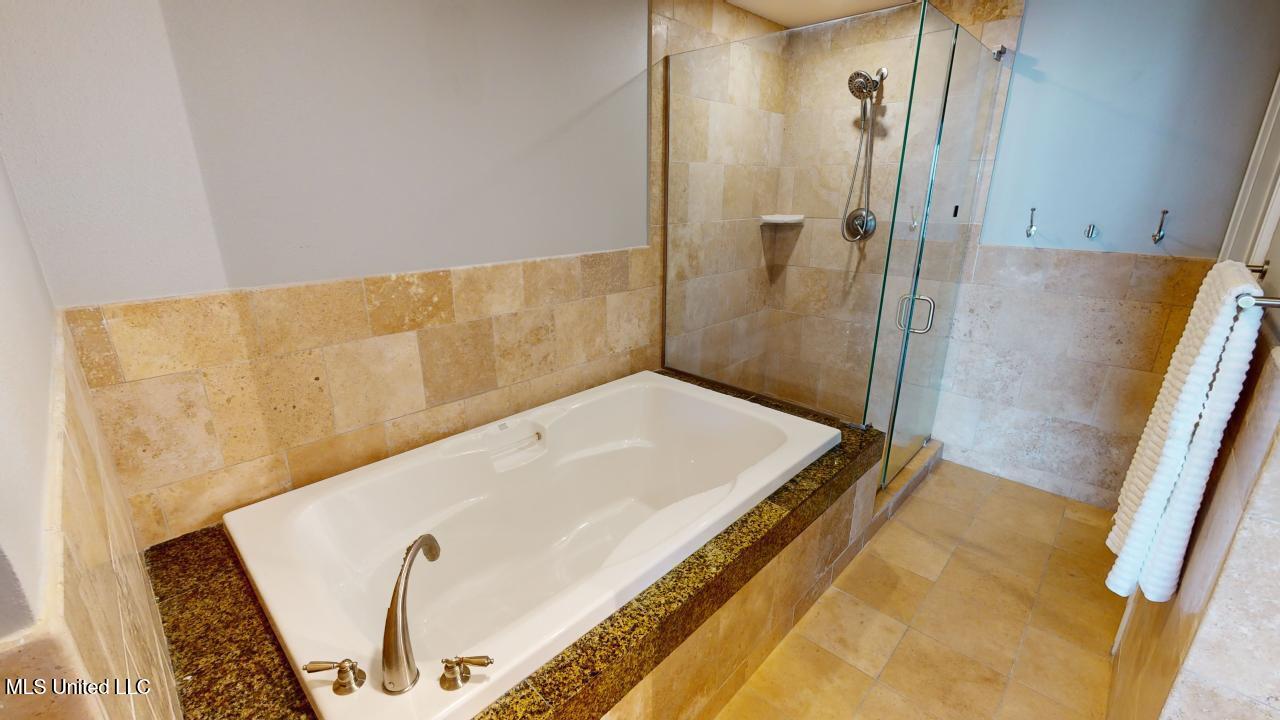 2060 Beach Boulevard, Unit 1603 Biloxi, MS 39531 - Photo 8 of 23 31