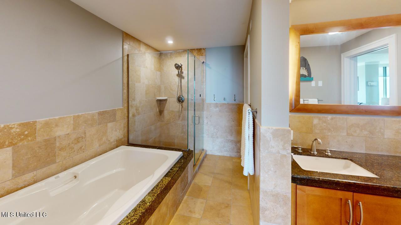 2060 Beach Boulevard, Unit 1603 Biloxi, MS 39531 - Photo 9 of 23 32
