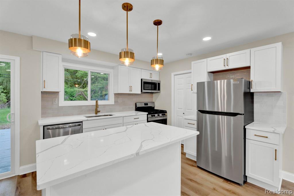 1859 Henbert Road West Bloomfield, MI 48324 - Photo 2 of 29
