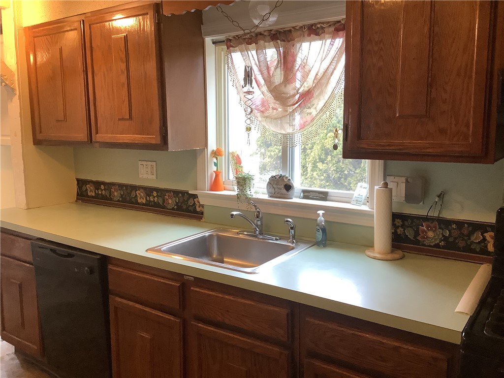 52 Mendon Road North Smithfield, RI 02896 - Photo 4 of 33