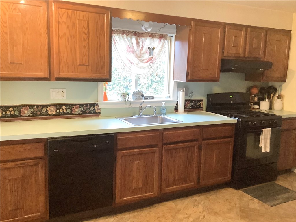 52 Mendon Road North Smithfield, RI 02896 - Photo 5 of 33