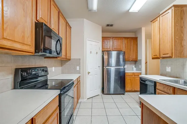 $270,000 | 708 Hummingbird Trail, Crowley, TX 76036