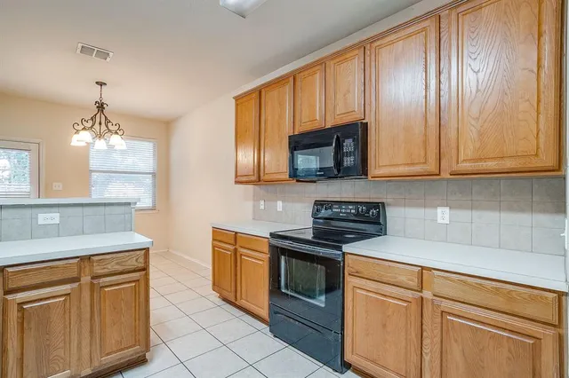 $270,000 | 708 Hummingbird Trail, Crowley, TX 76036