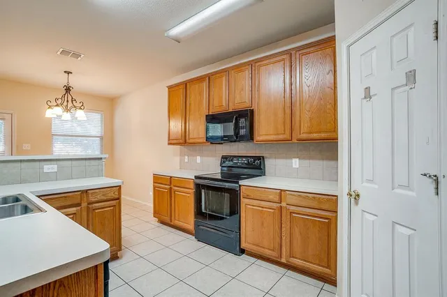 $270,000 | 708 Hummingbird Trail, Crowley, TX 76036