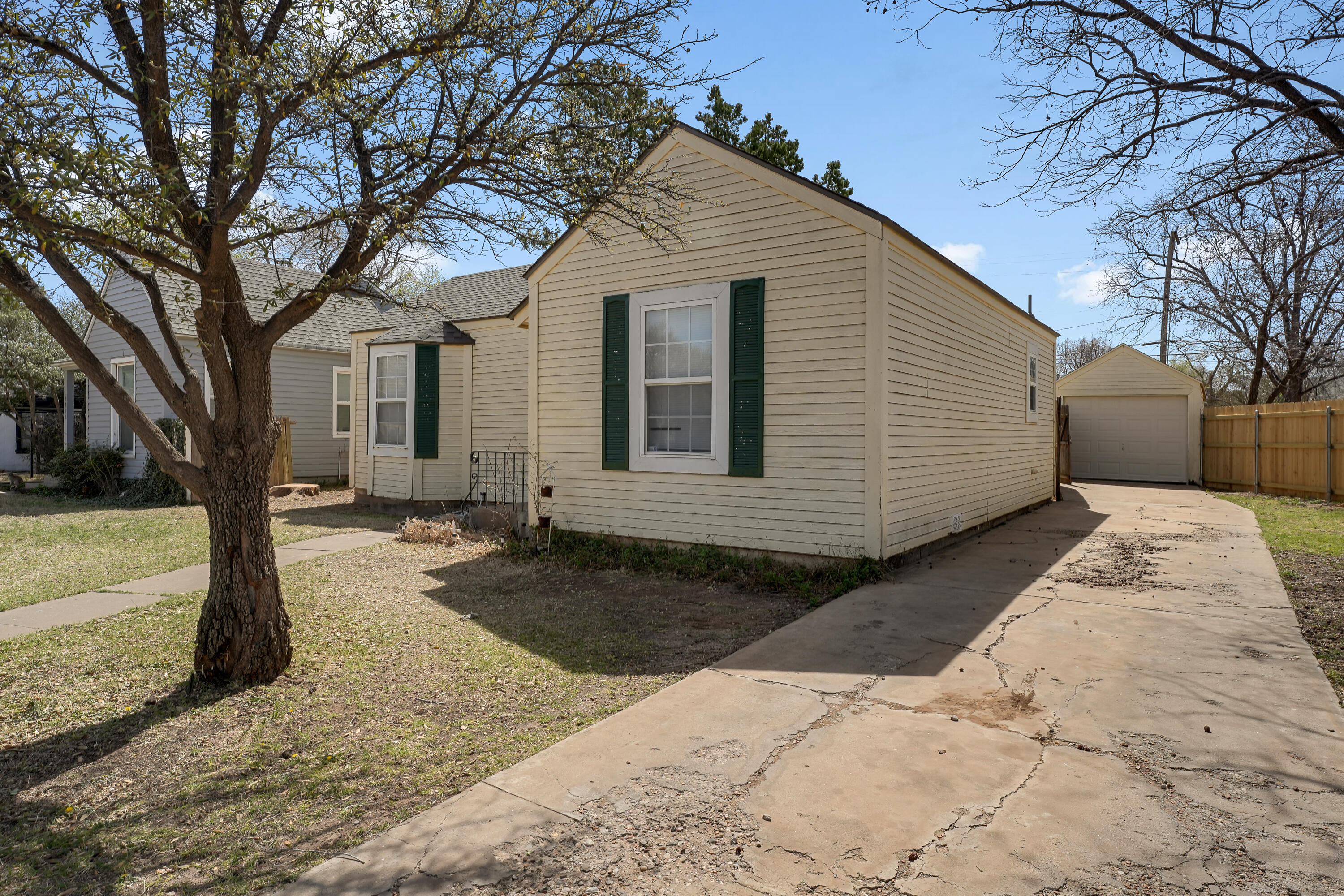 2419 25th Street Lubbock, TX 79411 - Photo 3 of 21 DSC00844