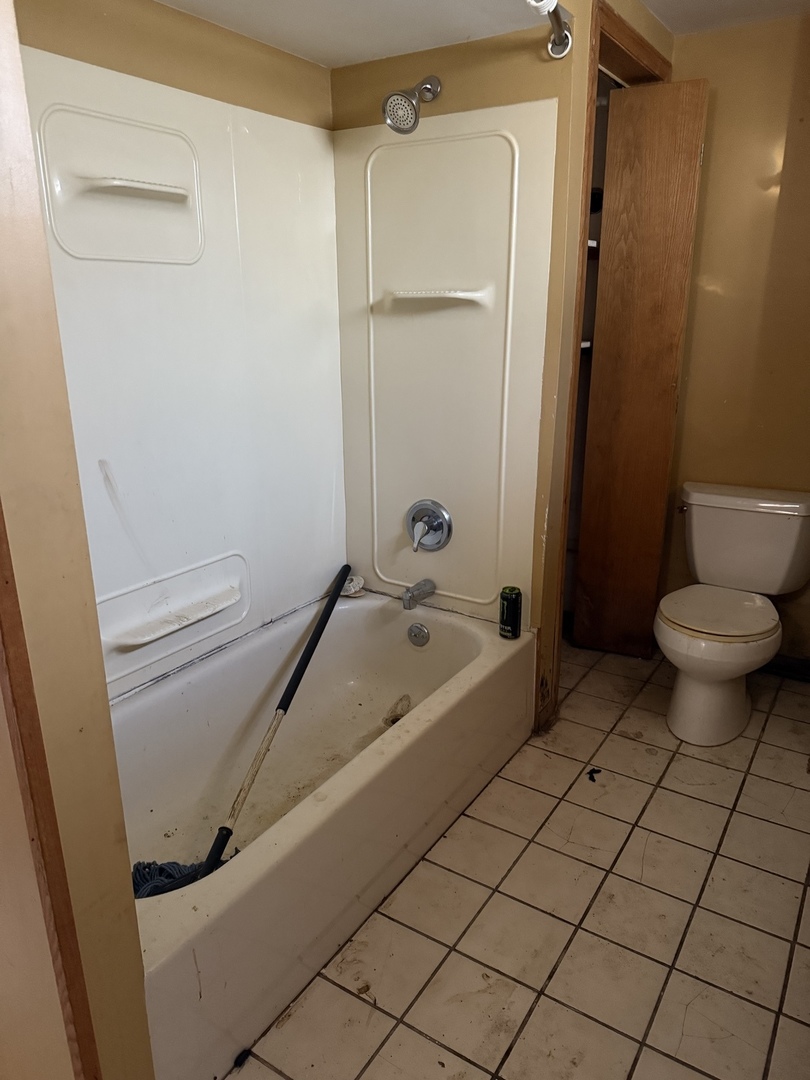 35049 North Edgewater Lane Ingleside, IL 60041 - Photo 9 of 9 a bathroom with a bathtub and a toilet