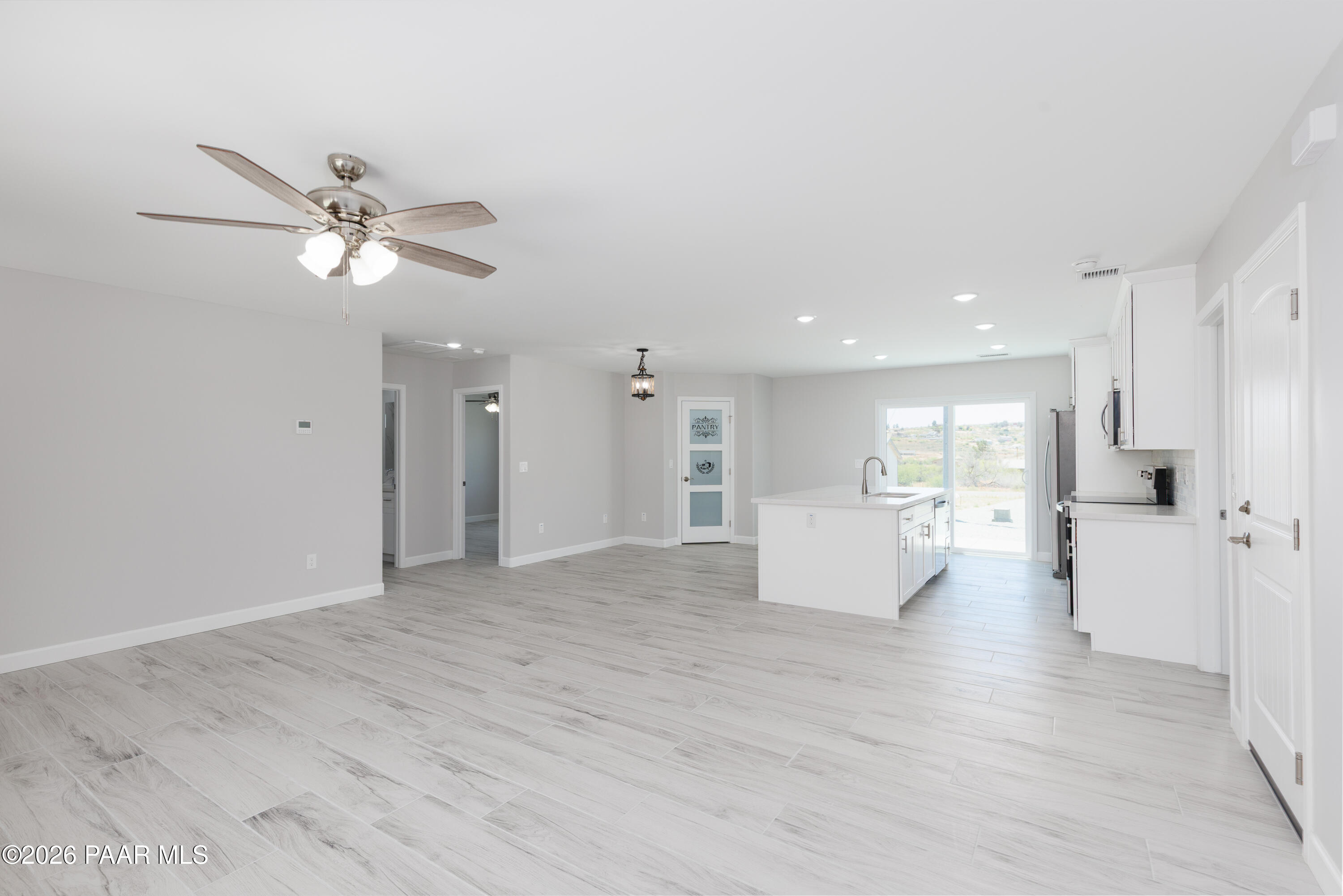20275 East Mesa Verde Road Mayer, AZ 86333 - Photo 5 of 33 Living Space
