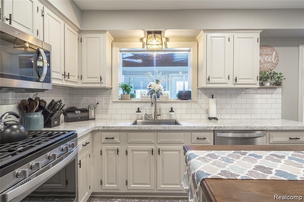 2810 Sandhurst Rochester Hills, MI 48307 - Photo 11 of 33