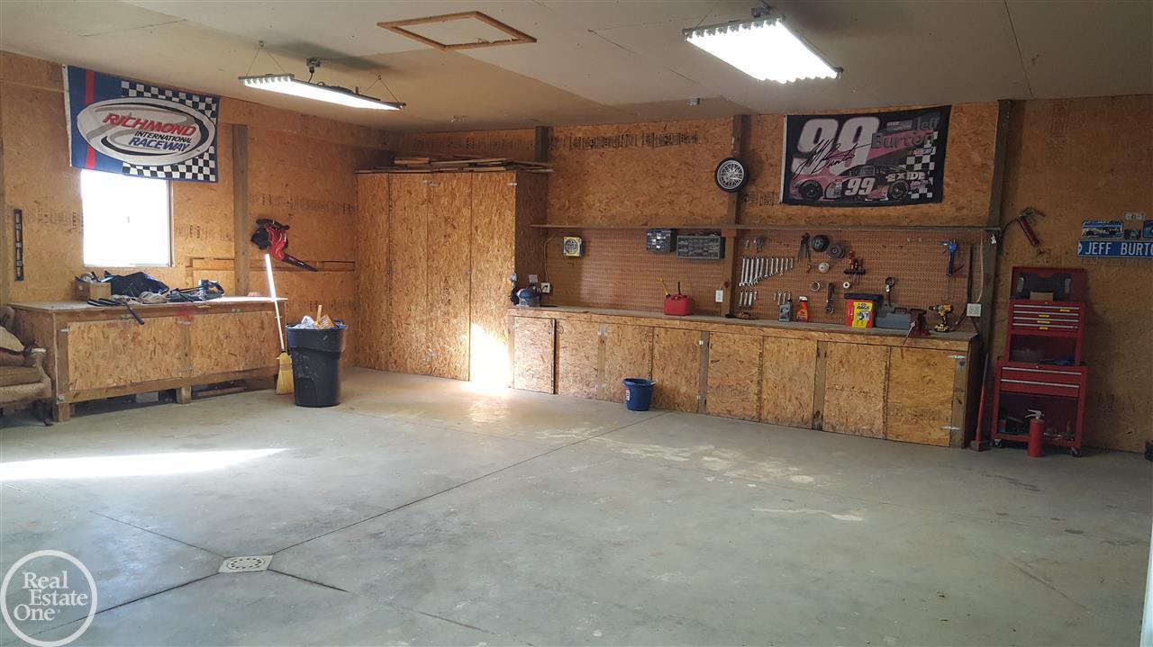 8043 Logana Road Avoca, MI 48006 - Photo 20 of 42 31332838-19.JPG