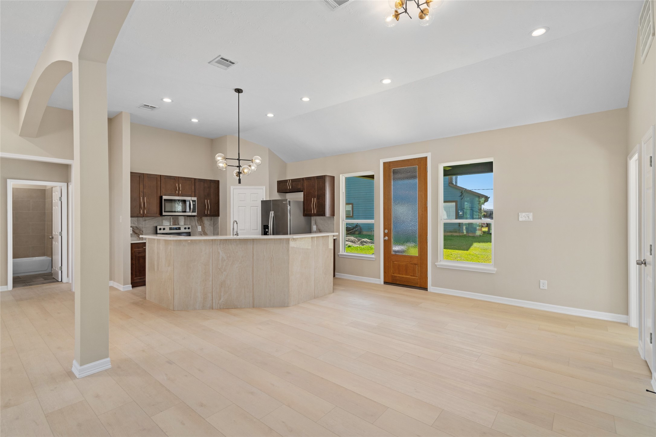 4654 North Teague Street Rosharon, TX 77583 - Photo 15 of 46 The light-filled space features
pristine finishes, high
ceilings, and a harmonious
layout that invites effortless
day-to-day living.