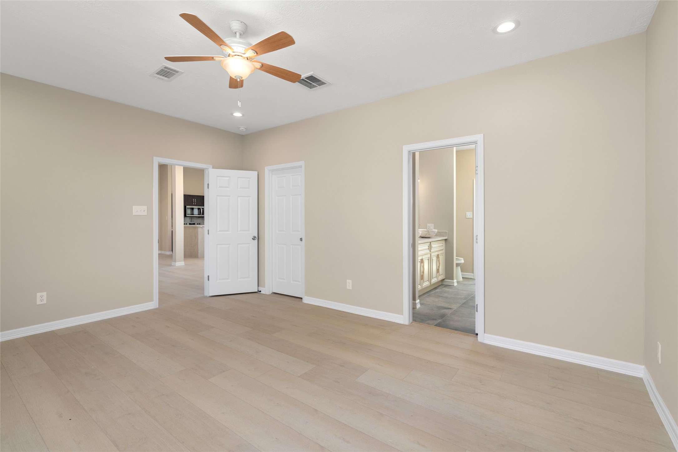 4654 North Teague Street Rosharon, TX 77583 - Photo 30 of 46 High ceilings and elegant
lighting elevate this
bedroom’s atmosphere,
combining luxury with
comfort.