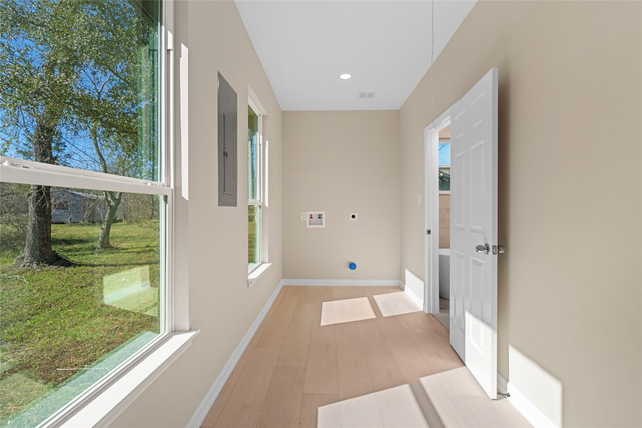 4654 North Teague Street Rosharon, TX 77583 - Photo 34 of 46 Bright, versatile room with
wall-to-wall windows that
invite the outdoors in. Ideal
for an office, playroom, or
sunroom.