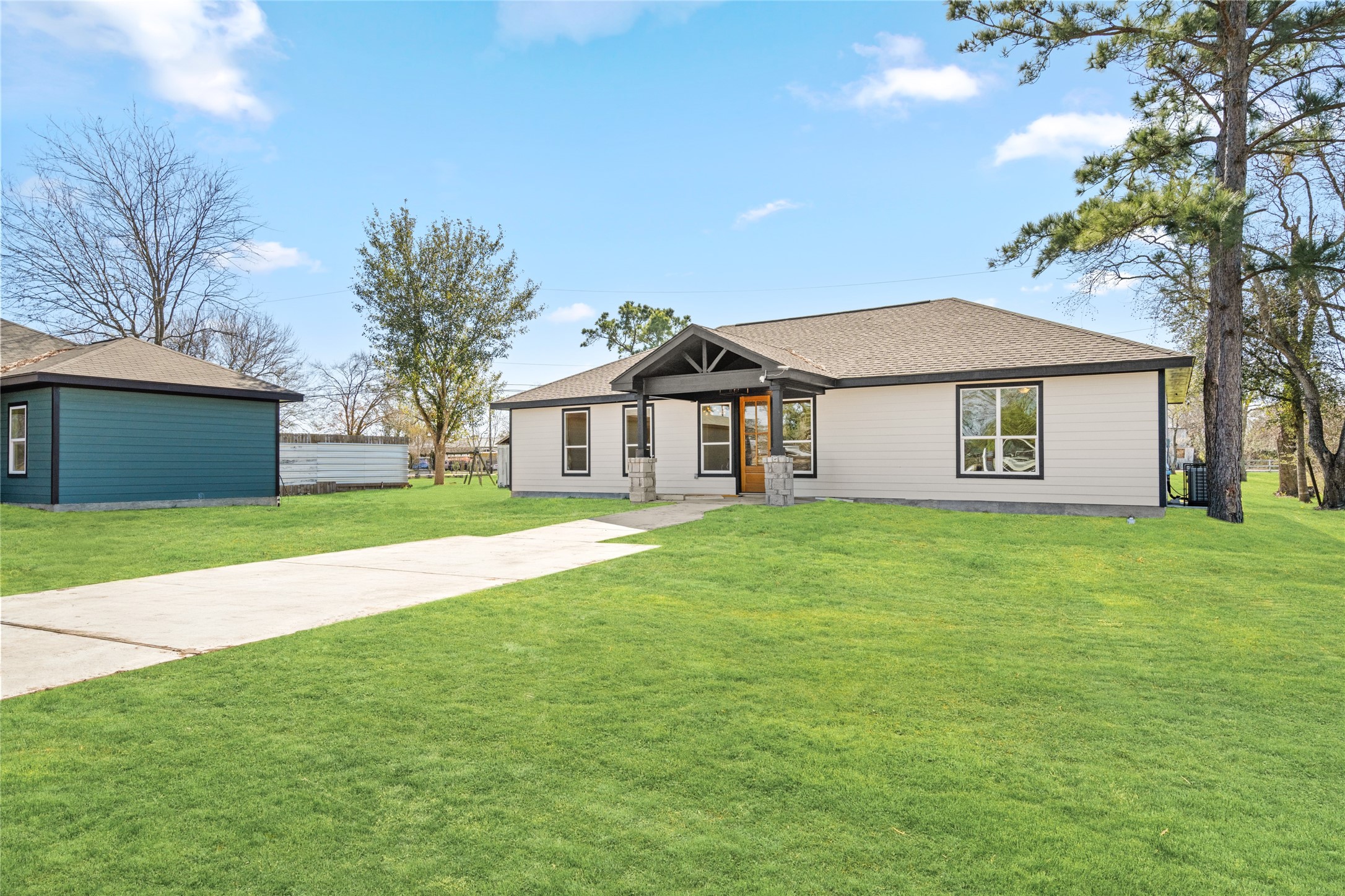 4654 North Teague Street Rosharon, TX 77583 - Photo 4 of 46 From this side angle, the full
width of the property is
revealed, including the
generous yard space ideal for
entertaining, gardening, or
simply enjoying the outdoors.