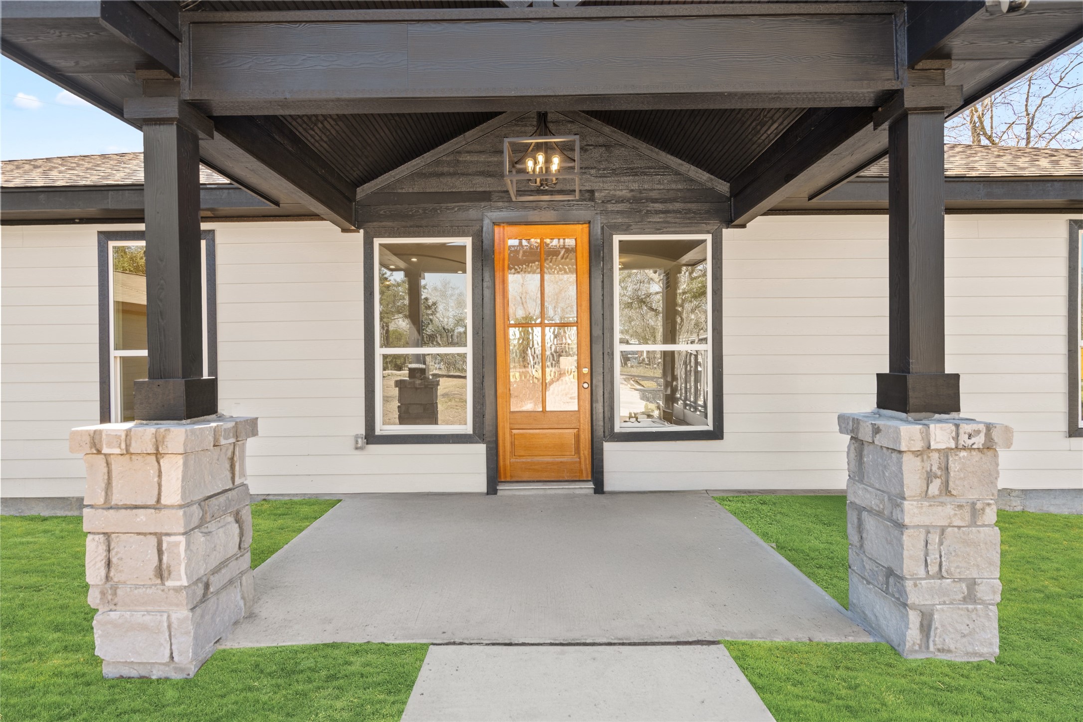 4654 North Teague Street Rosharon, TX 77583 - Photo 6 of 46 The front porch framed by
elegant pillars exudes charm
and sophistication, perfectly
complementing the home’s
clean architectural lines.