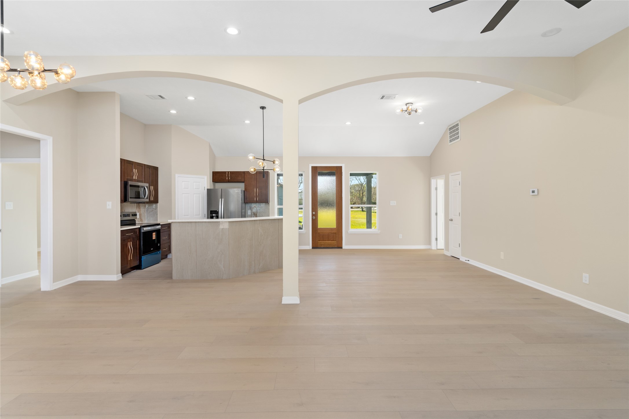 4654 North Teague Street Rosharon, TX 77583 - Photo 9 of 46 Step into the airy, openconcept living area where
natural light floods the space,
accentuating the soaring
ceilings and soft, neutral
palette. Perfect for modern
living and entertaining.