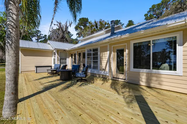 a view of a backyard with palm trees