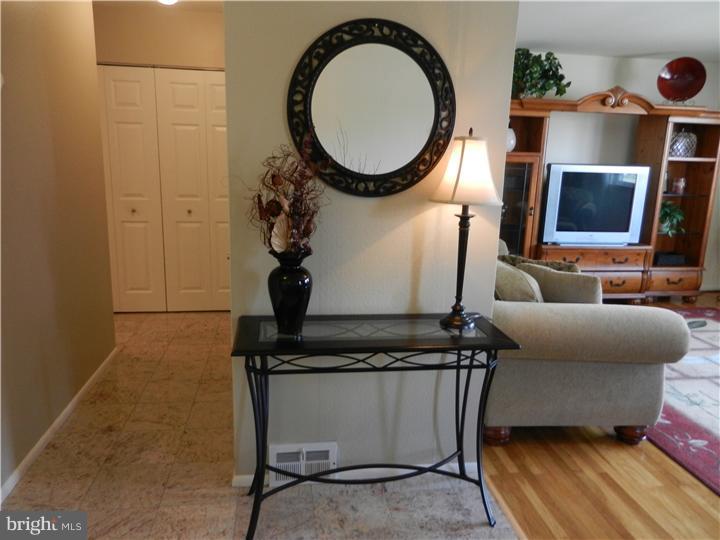 442 Rennard Street Philadelphia, PA 19116 - Photo 8 of 22 Foyer