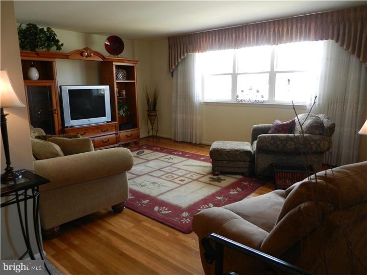 442 Rennard Street Philadelphia, PA 19116 - Photo 9 of 22 Living Room