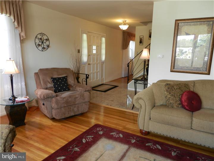 442 Rennard Street Philadelphia, PA 19116 - Photo 10 of 22 Living Room