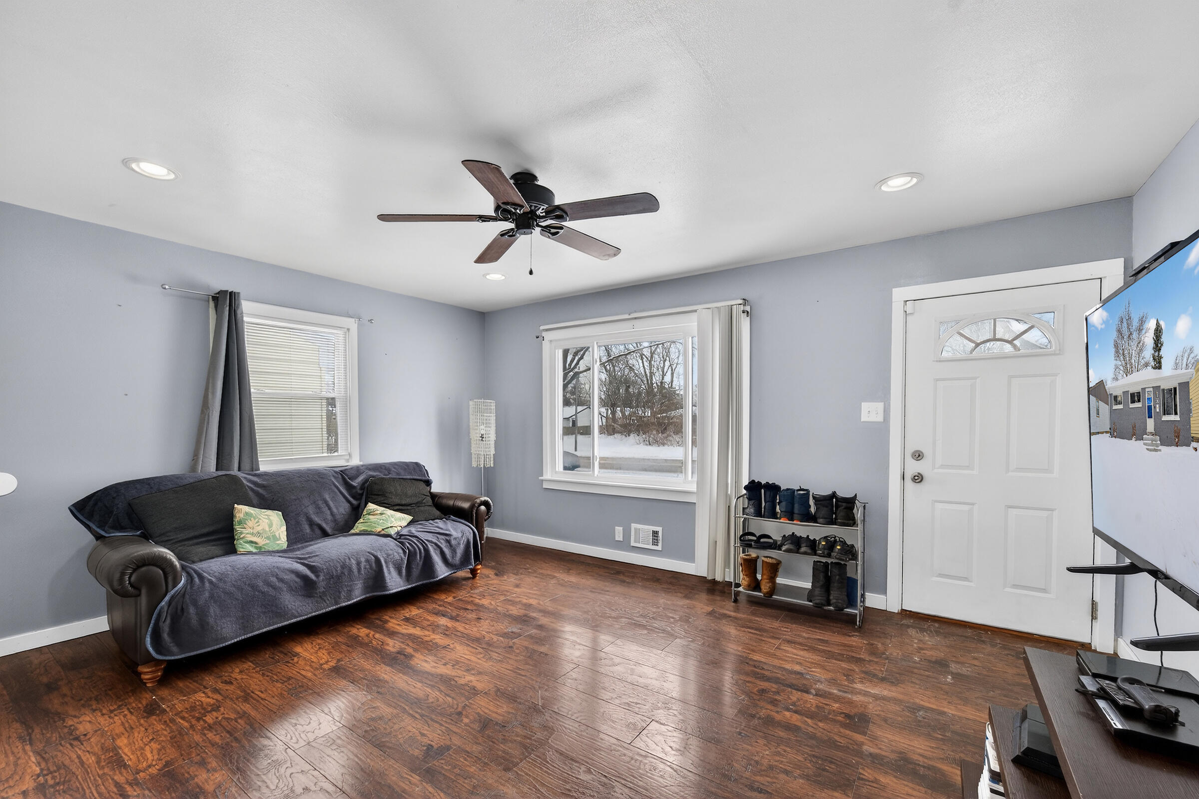 8136 West Sheridan Avenue Milwaukee, WI 53218 - Photo 3 of 19 Living Area