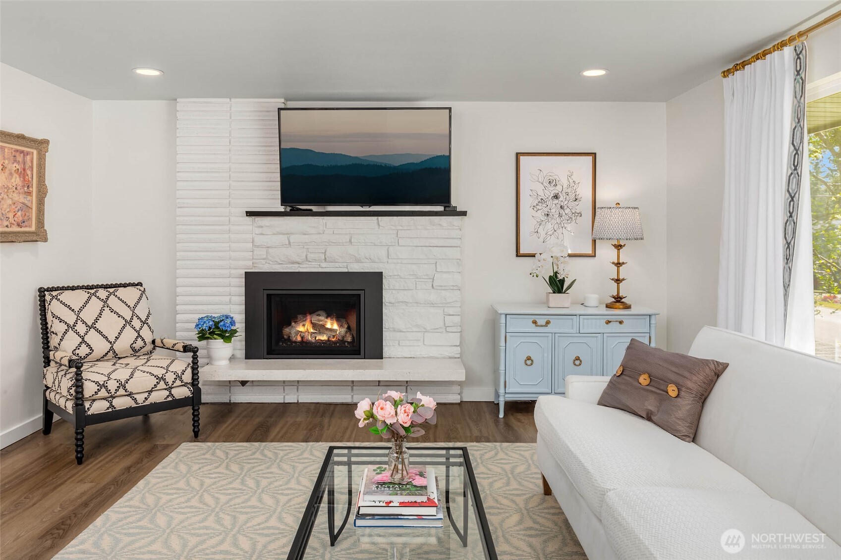 11019 23rd Drive Southeast Everett, WA 98208 - Photo 6 of 35 a living room with furniture fireplace and window