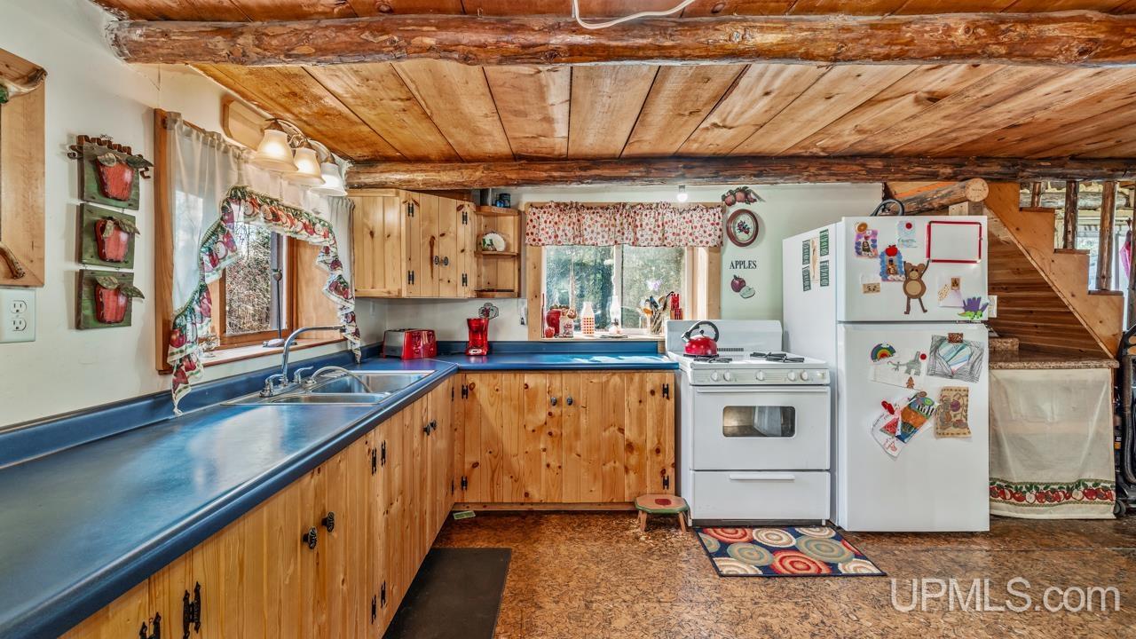 E6875 Wildwood Road Munising, MI 49862 - Photo 19 of 31 Gallery Image 19