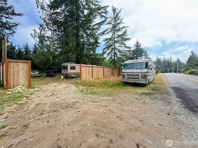 a view of a house with backyard and trees