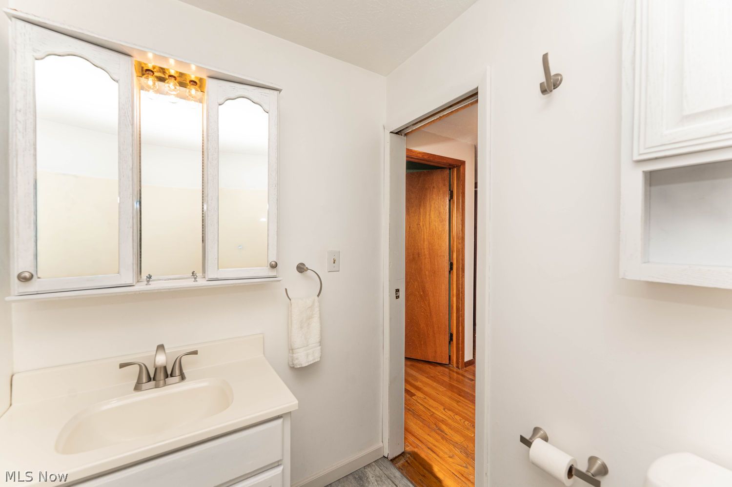 916 Center Road Eastlake, OH 44095 - Photo 22 of 39 Updated full bath with vanity