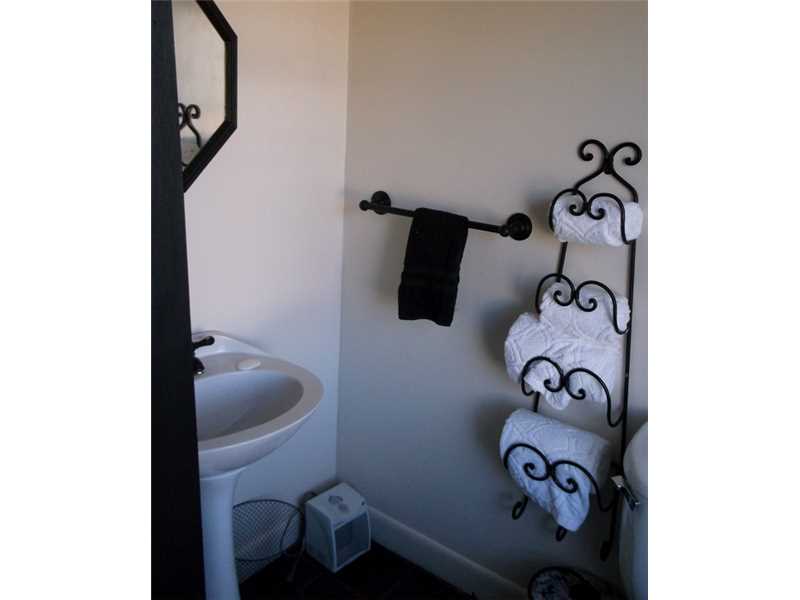 122 Purgatory Road, Unit C Middletown, RI 02842 - Photo 18 of 18 Bathroom.