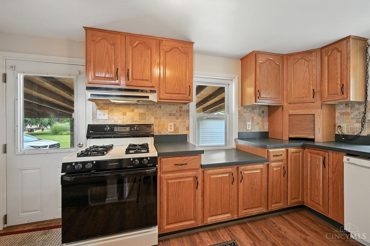 578 Fleming Road Cincinnati, OH 45231 - Photo 3 of 38